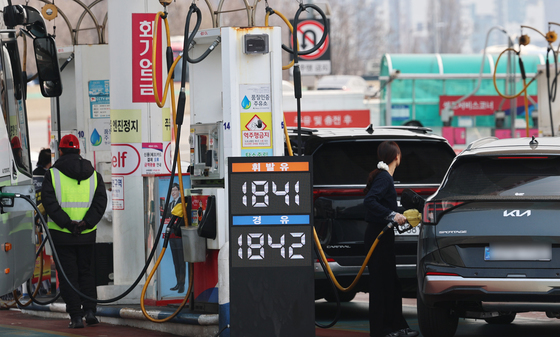 전혀 '알뜰'하지 않은 알뜰주유소…고개 숙인 석유공사 사장