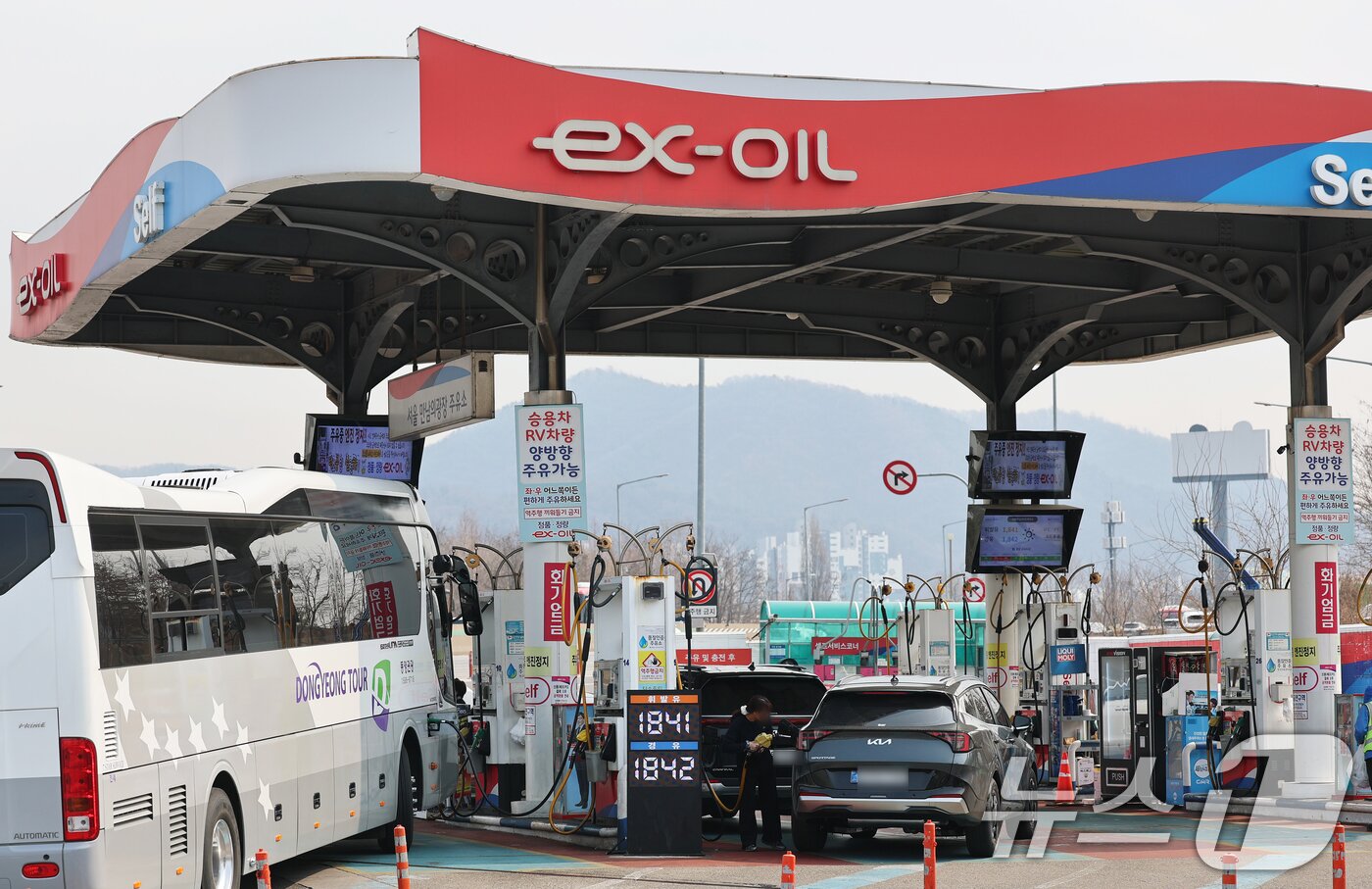 본문 이미지 - 중동 사태로 국제 유가가 요동치는 가운데 11일 서울 서초구 경부고속도로 만남의광장 휴게소 내 주유소에서 운전자들이 주유를 하고 있다. 2026.3.11 ⓒ 뉴스1 오대일 기자