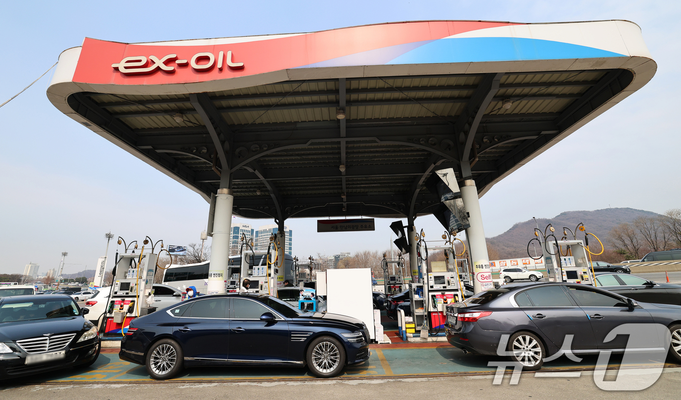 (서울=뉴스1) 오대일 기자 = 중동 사태로 국제 유가가 요동치는 가운데 11일 서울 서초구 경부고속도로 만남의광장 휴게소 내 주유소에서 운전자들이 주유를 하고 있다.한국고속도로휴 …