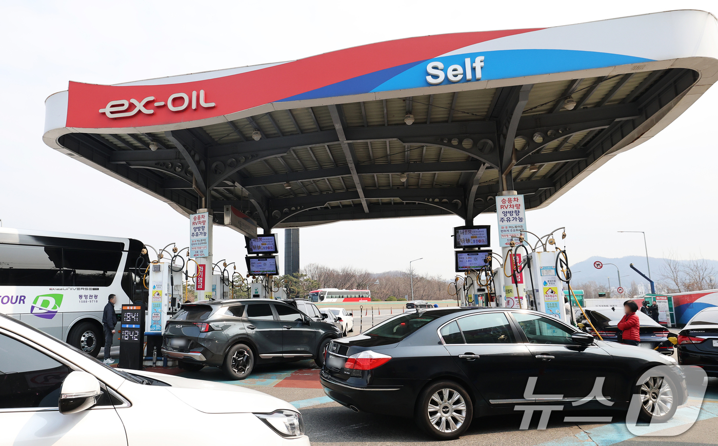 (서울=뉴스1) 오대일 기자 = 중동 사태로 국제 유가가 요동치는 가운데 11일 서울 서초구 경부고속도로 만남의광장 휴게소 내 주유소에서 운전자들이 주유를 하고 있다.한국고속도로휴 …