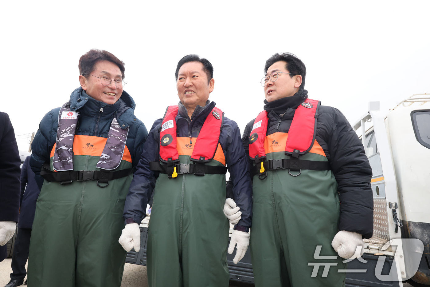 (인천=뉴스1) 신웅수 기자 = 정청래 더불어민주당 대표 인천시장 후보인 박찬대 의원, 조택상 중구강화군웅진군 지역위원장이 11일 인천 강화군 교동도 죽산포구에서 새우잡이 조업에 …