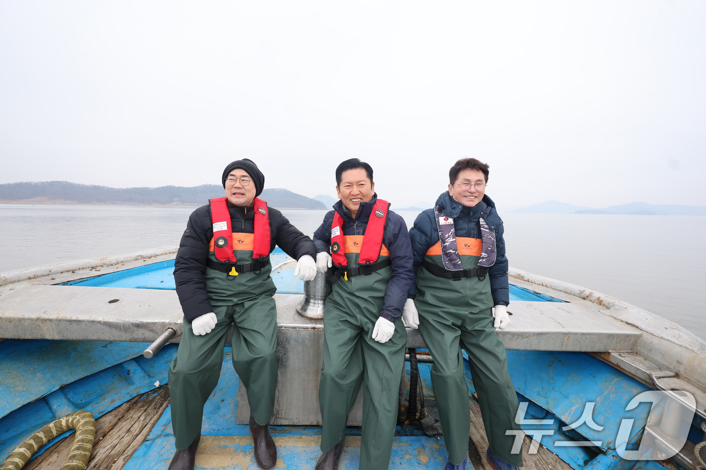 (인천=뉴스1) 신웅수 기자 = 정청래 더불어민주당 대표(가운데)와 인천시장 후보인 박찬대 의원(왼쪽), 조택상 중구강화군웅진군 지역위원장이 11일 인천 강화군 교동도 죽산포구에서 …