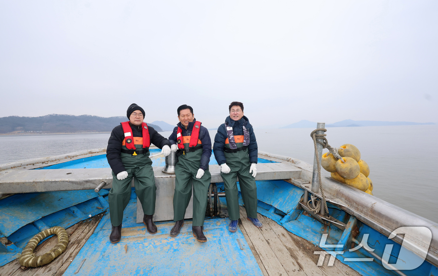 (인천=뉴스1) 신웅수 기자 = 정청래 더불어민주당 대표(가운데)와 인천시장 후보인 박찬대 의원(왼쪽), 조택상 중구강화군웅진군 지역위원장이 11일 인천 강화군 교동도 죽산포구에서 …