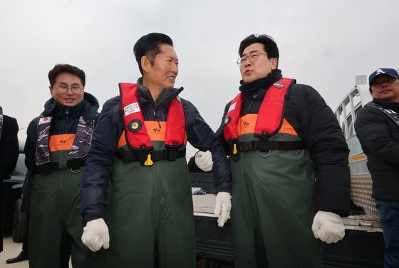박찬대 손잡고 강화 새우잡이배 오른 정청래…"정치적 짝꿍"