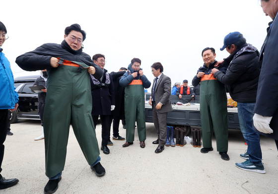 새우잡이 체험 나서는 정청래·박찬대