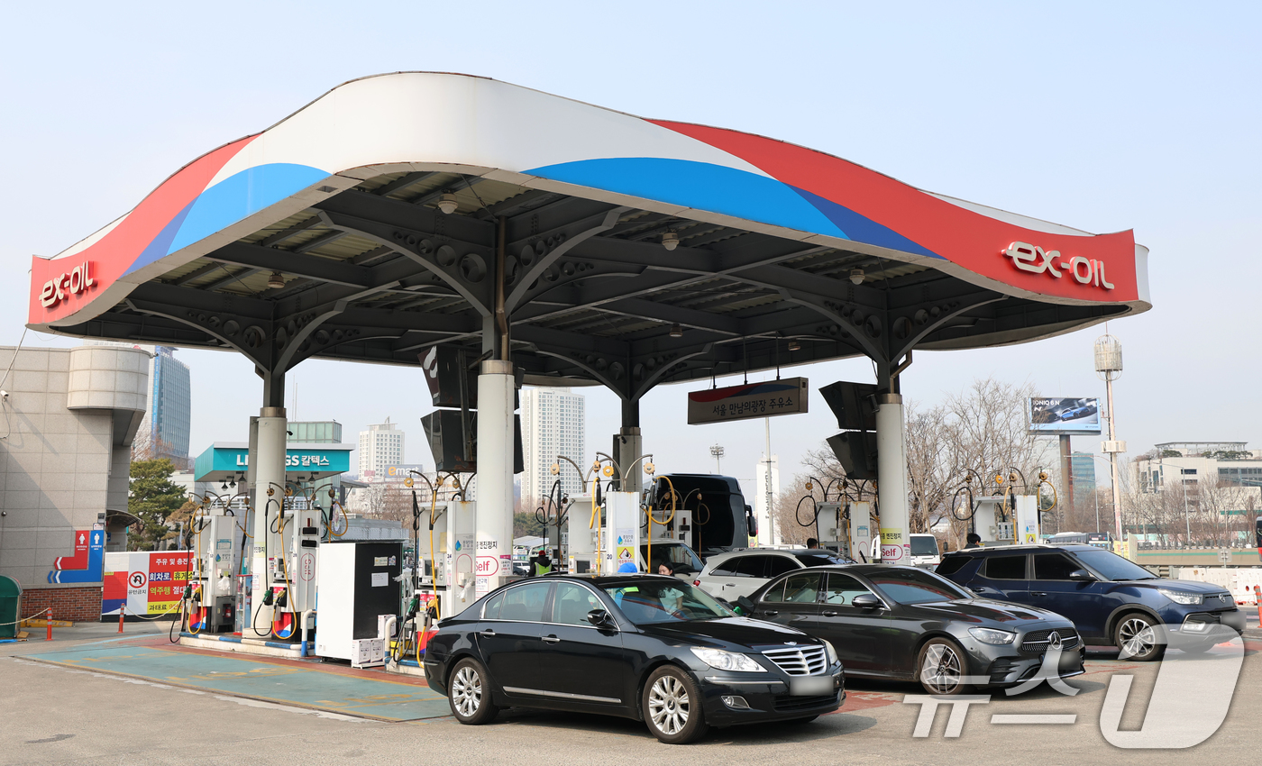 (서울=뉴스1) 오대일 기자 = 중동 사태로 국제 유가가 요동치는 가운데 11일 서울 서초구 경부고속도로 만남의광장 휴게소 내 주유소에서 운전자들이 주유를 하고 있다.한국고속도로휴 …