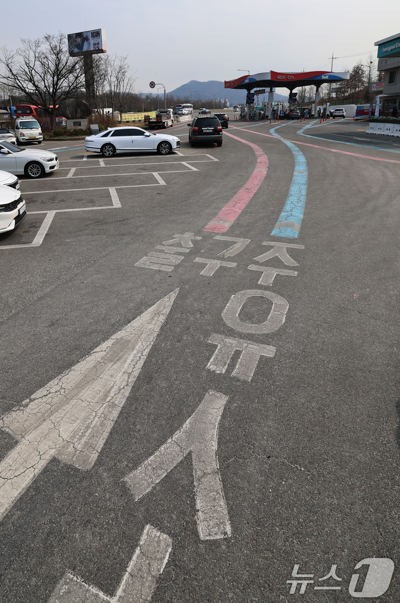 (서울=뉴스1) 오대일 기자 = 중동 사태로 국제 유가가 요동치는 가운데 11일 서울 서초구 경부고속도로 만남의광장 휴게소 내 주유소에서 운전자들이 주유를 하고 있다.한국고속도로휴 …