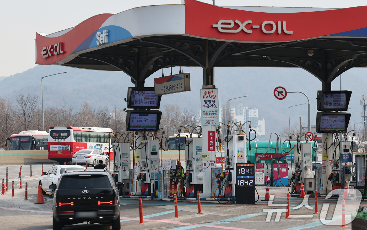 (서울=뉴스1) 오대일 기자 = 중동 사태로 국제 유가가 요동치는 가운데 11일 서울 서초구 경부고속도로 만남의광장 휴게소 내 주유소에서 운전자들이 주유를 하고 있다.한국고속도로휴 …