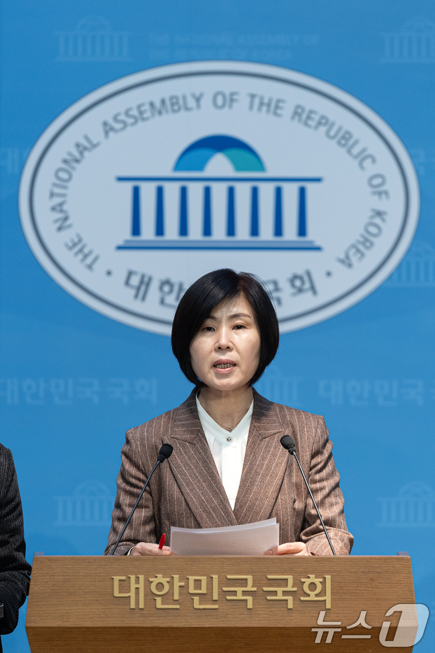 (서울=뉴스1) 이승배 기자 = 김미애 국민의힘 의원을 비롯한 보건복지위원회 위원들이 11일 서울 여의도 국회 소통관에서 코로나19 백신 관련 메뉴얼 미준수, 백신 이물 발견과 관 …
