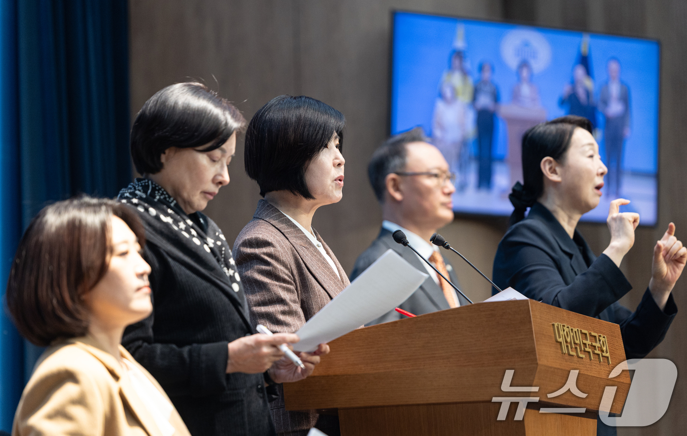(서울=뉴스1) 이승배 기자 = 김미애 국민의힘 의원을 비롯한 보건복지위원회 위원들이 11일 서울 여의도 국회 소통관에서 코로나19 백신 관련 메뉴얼 미준수, 백신 이물 발견과 관 …