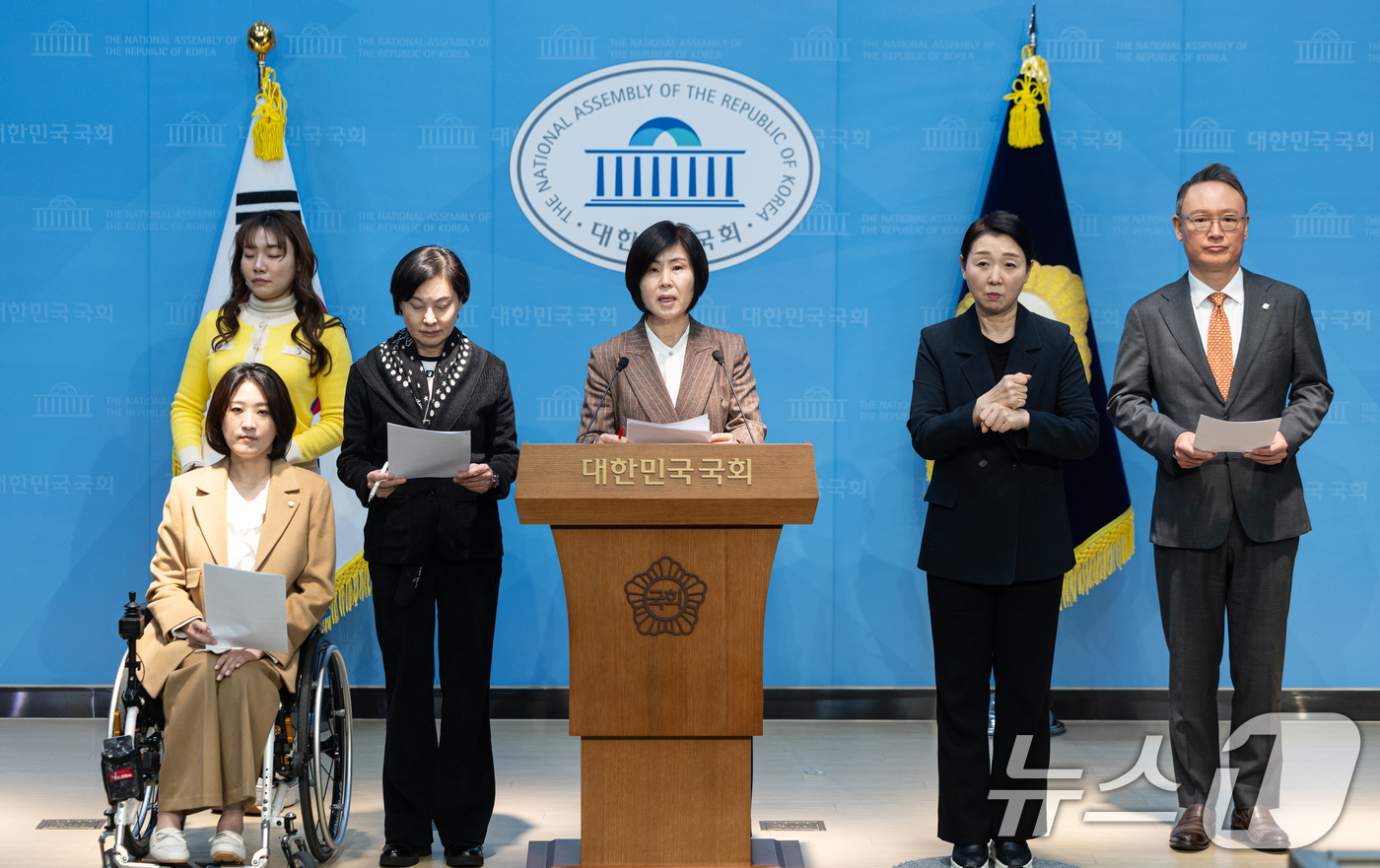 (서울=뉴스1) 이승배 기자 = 김미애 국민의힘 의원을 비롯한 보건복지위원회 위원들이 11일 서울 여의도 국회 소통관에서 코로나19 백신 관련 메뉴얼 미준수, 백신 이물 발견과 관 …