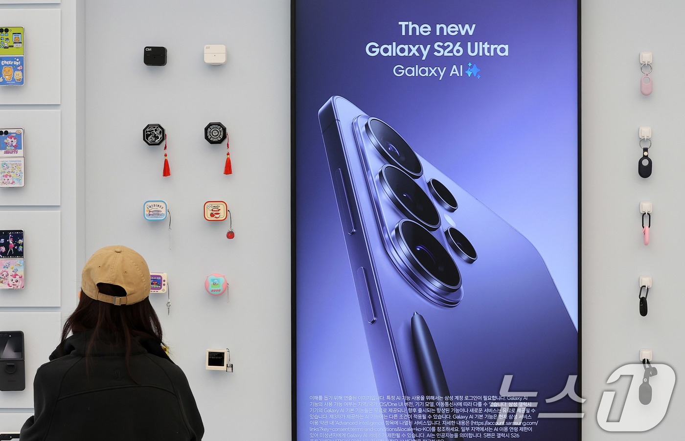 (서울=뉴스1) 김진환 기자 = '갤럭시 S26 시리즈'가 공식 출시된 11일 서울 서초구 삼성 강남 매장을 찾은 한 고객이 갤럭시 S26 울트라 광고를 바라보고 있다. 2026. …