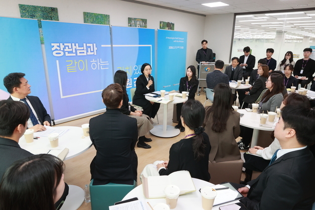 한성숙 중기장관 "고유가로 소상공인 경영 부담…지원책 마련"