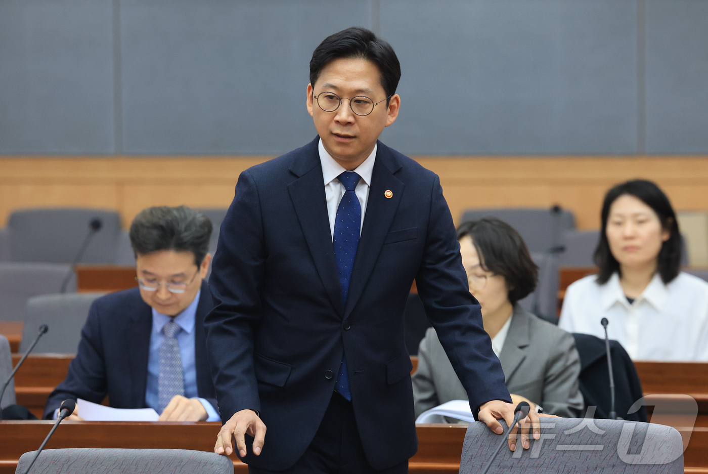 (서울=뉴스1) 임세영 기자 = 배경훈 부총리 겸 과학기술정보통신부 장관이 11일 서울 종로구 정부서울청사에서 열린 과학기술관계장관회의에 참석하고 있다. 2026.3.11/뉴스1