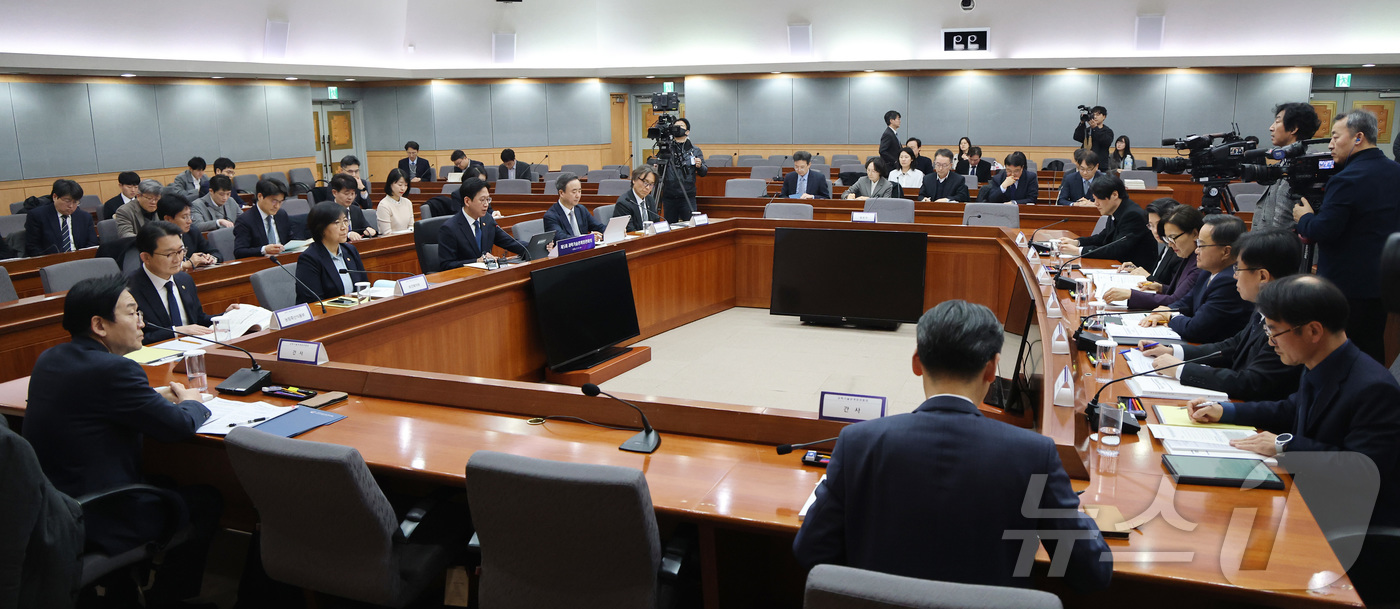 (서울=뉴스1) 임세영 기자 = 배경훈 부총리 겸 과학기술정보통신부 장관이 11일 서울 종로구 정부서울청사에서 열린 과학기술관계장관회의에서 모두발언을 하고 있다. 2026.3.11 …