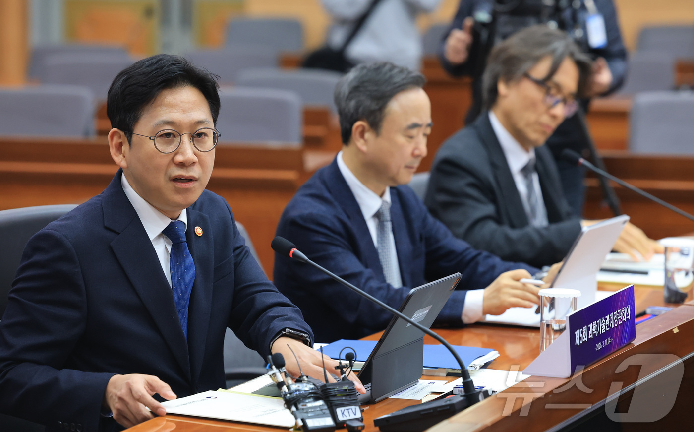 (서울=뉴스1) 임세영 기자 = 배경훈 부총리 겸 과학기술정보통신부 장관이 11일 서울 종로구 정부서울청사에서 열린 과학기술관계장관회의에서 모두발언을 하고 있다. 2026.3.11 …