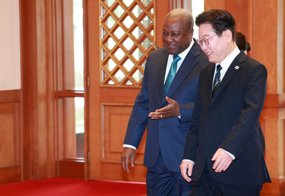 가나 대통령 영접하는 이재명 대통령