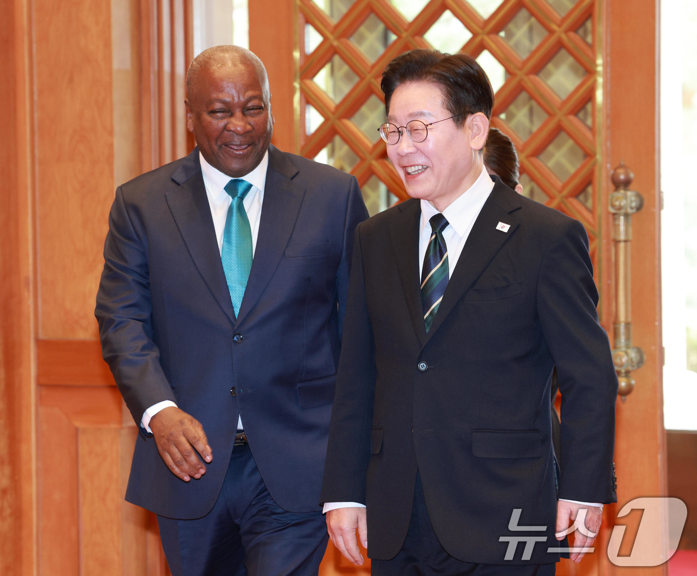 (서울=뉴스1) 허경 기자 = 이재명 대통령이 11일 청와대에서 존 드라마니 마하마 가나 대통령을 영접하고 있다. (청와대통신사진기자단) 2026.3.11/뉴스1