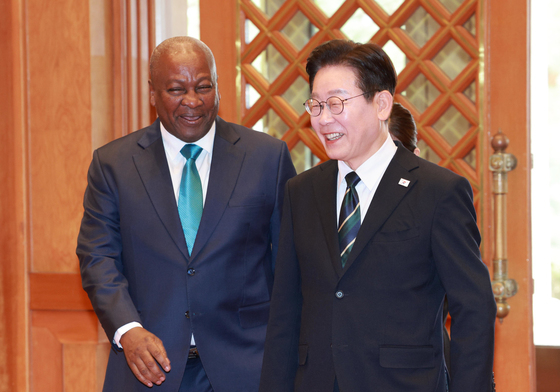 가나 대통령 영접하는 이재명 대통령