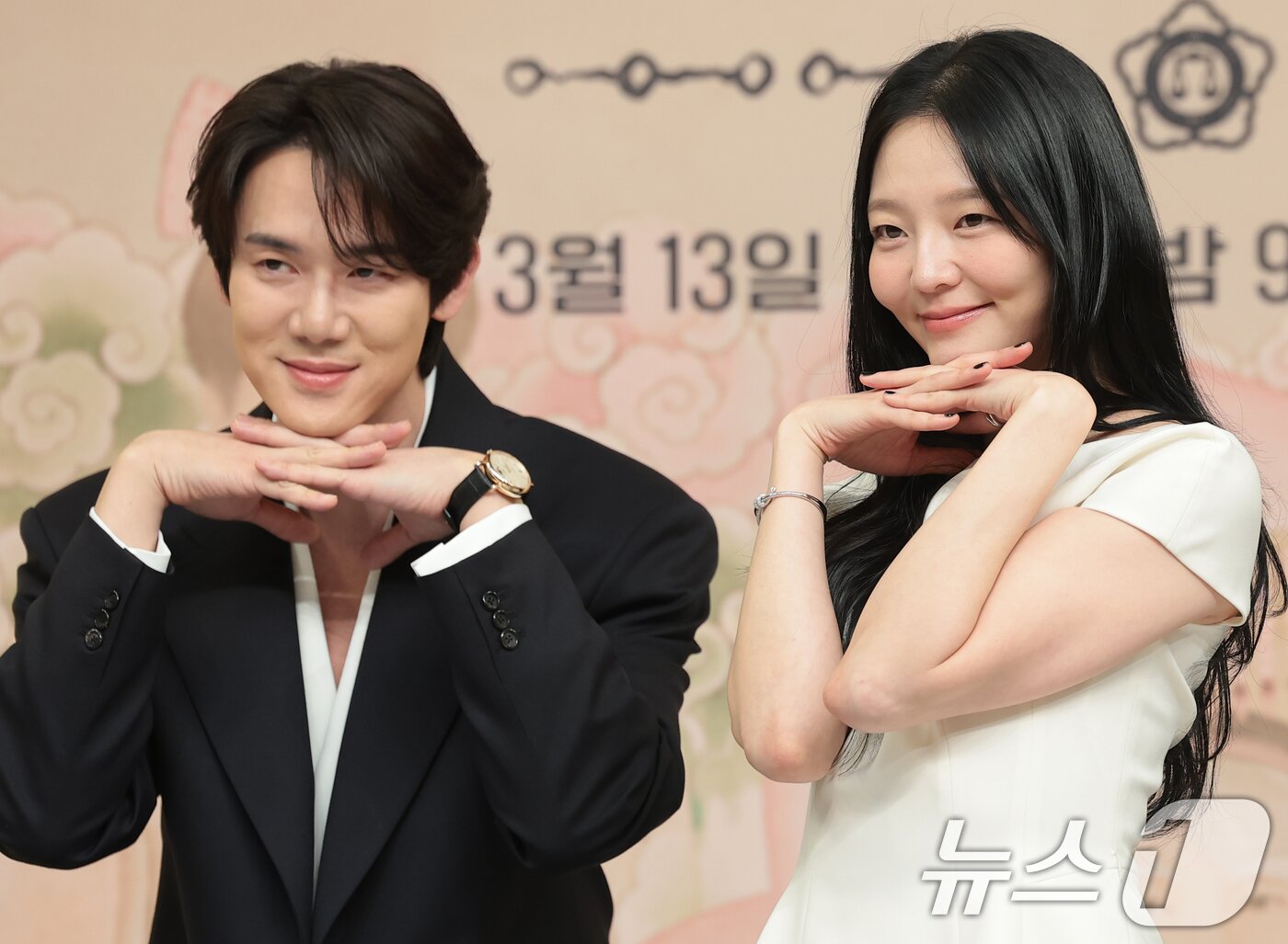 본문 이미지 - 배우 유연석과 이솜(오른쪽)이 11일 서울 양천구 목동 SBS에서 열린 새 금토드라마 '신이랑 법률사무소'(극본 김가영, 강철규/ 연출 신중훈) 제작발표회에 참석해 포즈를 취하고 있다. '신이랑 법률사무소'는 망자의 한을 통쾌하게 풀어주는 '신들린 변호사' 신이랑(유연석 분)과 승소에 모든 것을 건 '냉혈 엘리트 변호사' 한나현(이솜 분)의 기묘하고도 따뜻한 한풀이 어드벤처를 그린 드라마다. 2026.3.11 ⓒ 뉴스1 권현진 기자