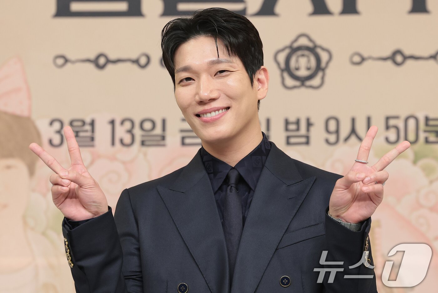 본문 이미지 - 배우 김경남이 11일 서울 양천구 목동 SBS에서 열린 새 금토드라마 '신이랑 법률사무소'(극본 김가영, 강철규/ 연출 신중훈) 제작발표회에 참석해 포즈를 취하고 있다. '신이랑 법률사무소'는 망자의 한을 통쾌하게 풀어주는 '신들린 변호사' 신이랑(유연석 분)과 승소에 모든 것을 건 '냉혈 엘리트 변호사' 한나현(이솜 분)의 기묘하고도 따뜻한 한풀이 어드벤처를 그린 드라마다. 2026.3.11 ⓒ 뉴스1 권현진 기자