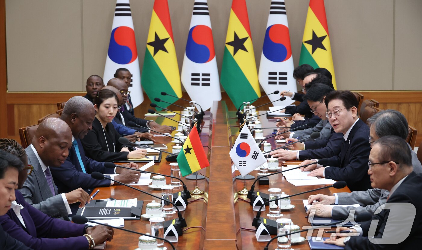 본문 이미지 - 이재명 대통령과 존 드라마니 마하마 가나 대통령이 11일 청와대에서 정상회담을 하고 있다. (청와대통신사진기자단) 2026.3.11 ⓒ 뉴스1 허경 기자