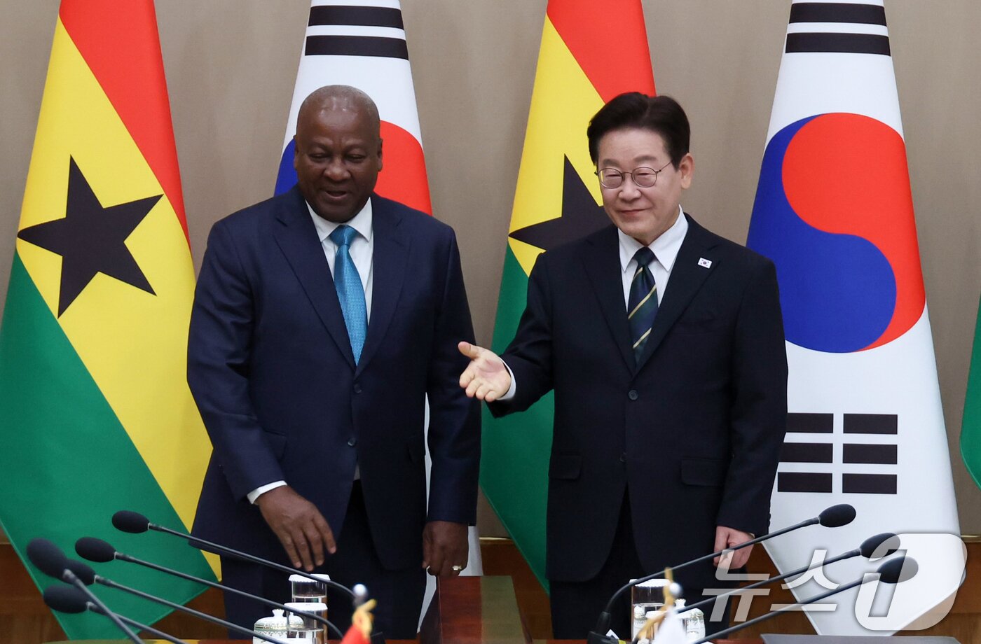 본문 이미지 - 이재명 대통령이 11일 청와대에서 열린 정상회담을 하기 앞서 존 드라마니 마하마 가나 대통령의 자리를 안내하고 있다. (청와대통신사진기자단) 2026.3.11 ⓒ 뉴스1 허경 기자