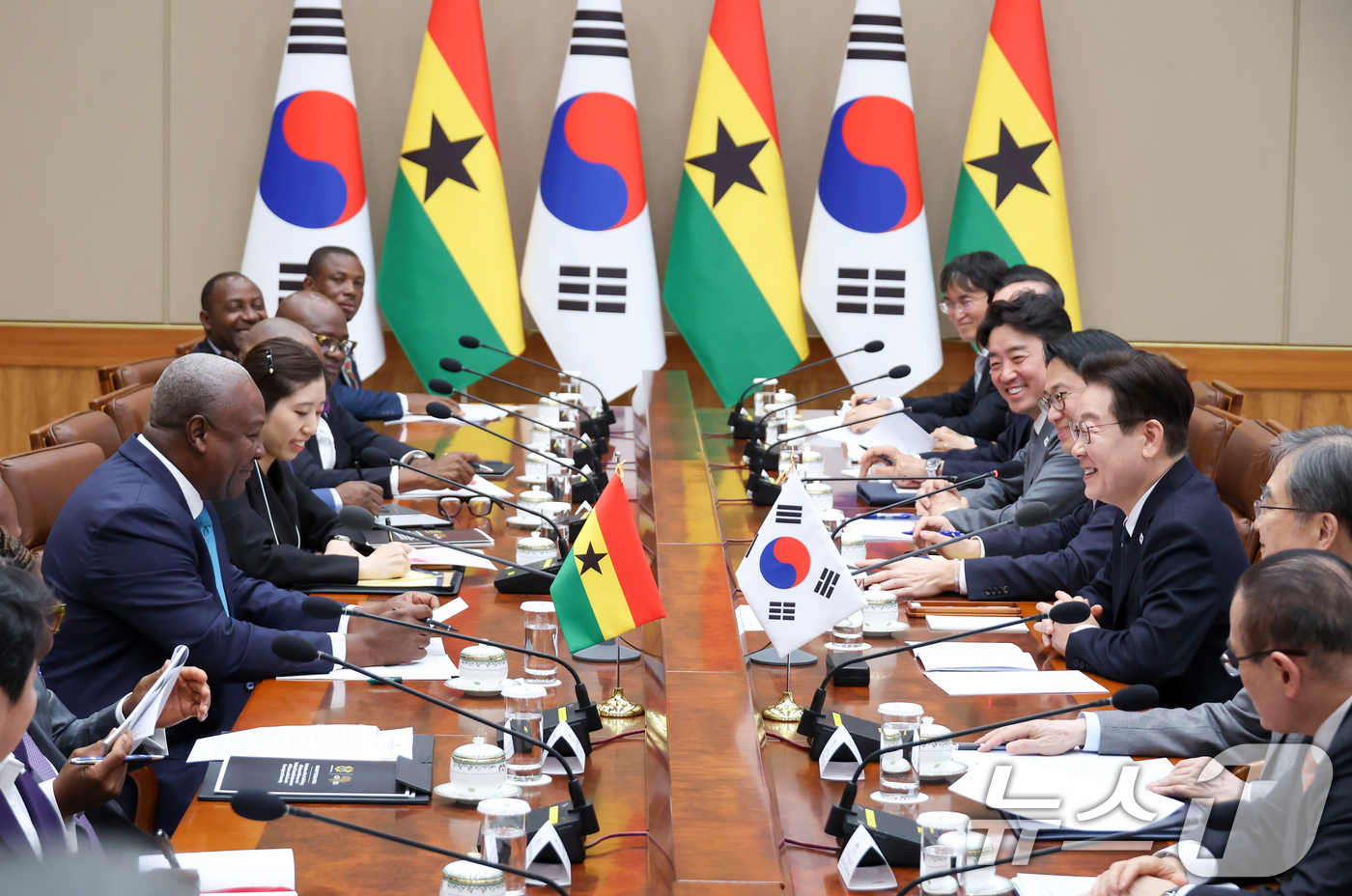 (서울=뉴스1) 허경 기자 = 이재명 대통령과 존 드라마니 마하마 가나 대통령이 11일 청와대에서 정상회담을 하고 있다. (청와대통신사진기자단) 2026.3.11/뉴스1