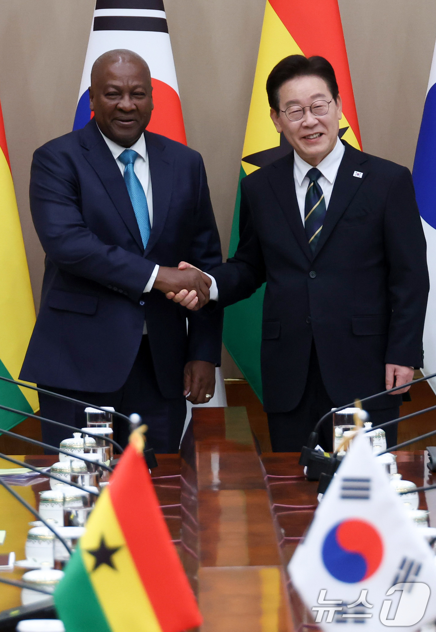 (서울=뉴스1) 허경 기자 = 이재명 대통령과 존 드라마니 마하마 가나 대통령이 11일 청와대에서 열린 정상회담을 하기 앞서 악수하고 있다. (청와대통신사진기자단) 2026.3.1 …