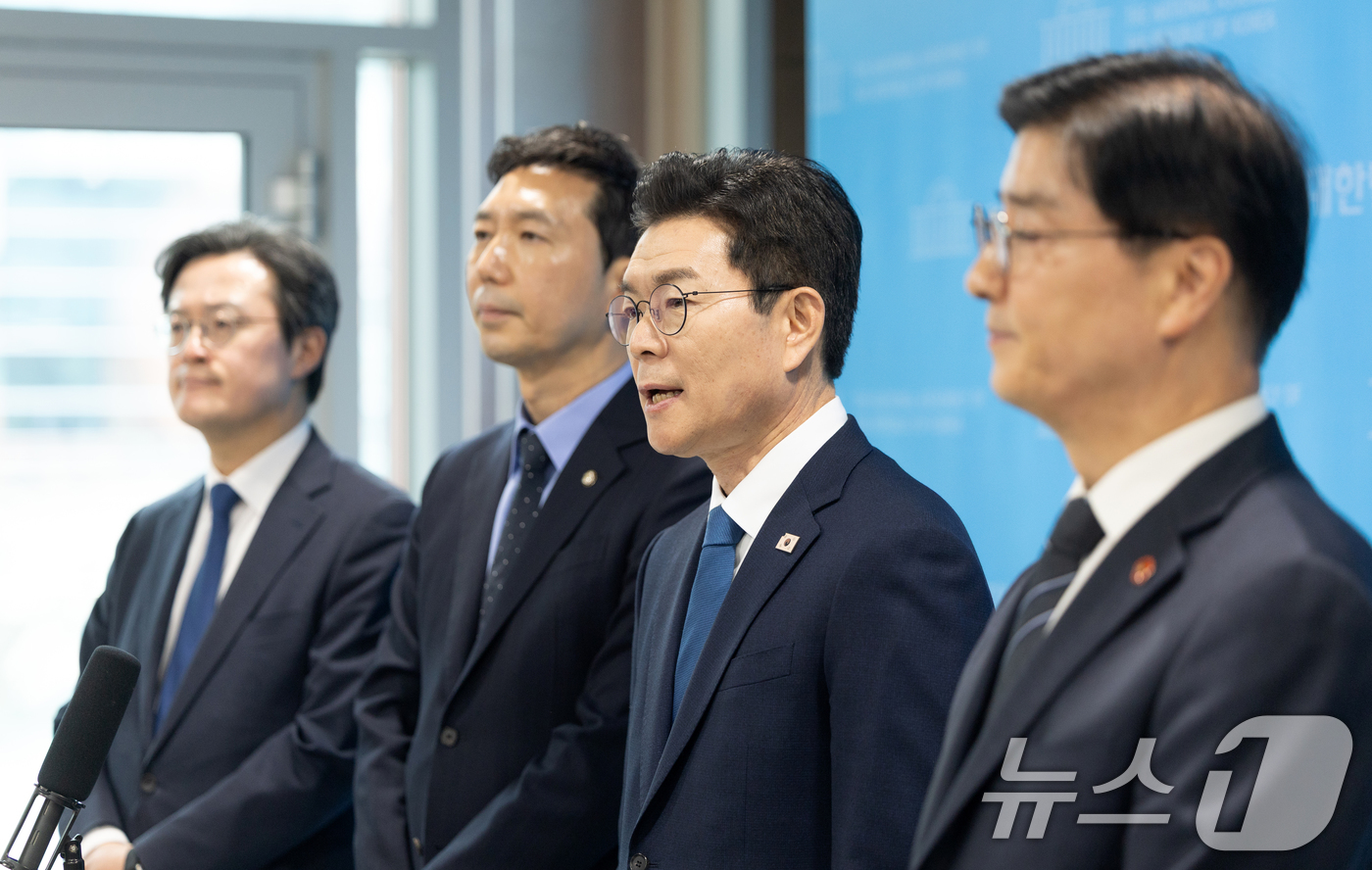 (서울=뉴스1) 이승배 기자 = 정원오 더불어민주당 서울시장 예비후보가 11일 서울 여의도 국회 소통관에서 열린 국회출입기자단 프레스데이에서 취재진의 질문에 답변하고 있다. 202 …