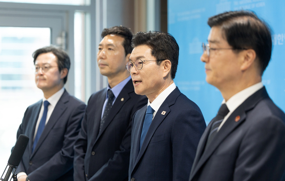 與 서울시장 경선 '현역 의원 캠프 참여·토론' 신경전…경쟁 가열(종합)