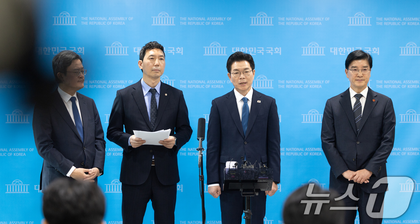 (서울=뉴스1) 이승배 기자 = 정원오 더불어민주당 서울시장 예비후보가 11일 서울 여의도 국회 소통관에서 열린 국회출입기자단 프레스데이에서 취재진의 질문에 답변하고 있다. 202 …