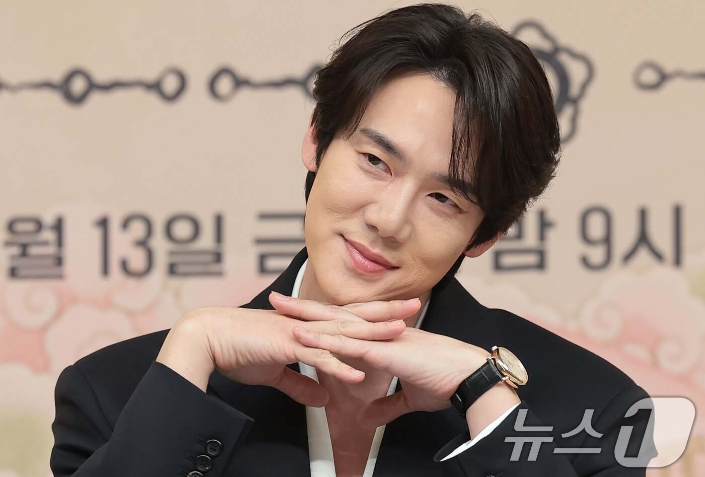 본문 이미지 - 배우 유연석이 11일 서울 양천구 목동 SBS에서 열린 새 금토드라마 '신이랑 법률사무소'(극본 김가영, 강철규/ 연출 신중훈) 제작발표회에 참석해 포즈를 취하고 있다. '신이랑 법률사무소'는 망자의 한을 통쾌하게 풀어주는 '신들린 변호사' 신이랑(유연석 분)과 승소에 모든 것을 건 '냉혈 엘리트 변호사' 한나현(이솜 분)의 기묘하고도 따뜻한 한풀이 어드벤처를 그린 드라마다. 2026.3.11 ⓒ 뉴스1 권현진 기자