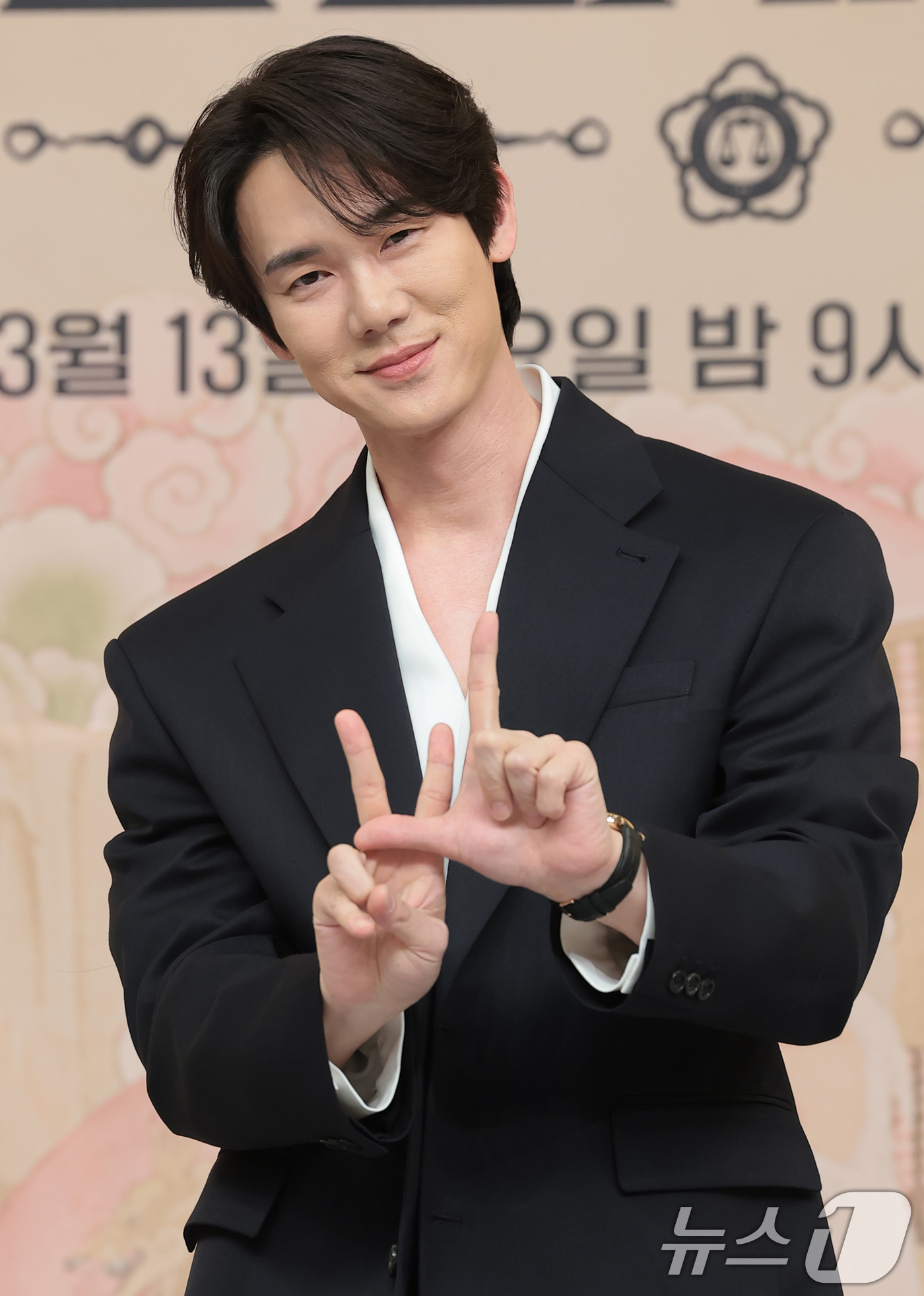 (서울=뉴스1) 권현진 기자 = 배우 유연석이 11일 서울 양천구 목동 SBS에서 열린 새 금토드라마 '신이랑 법률사무소'(극본 김가영, 강철규/ 연출 신중훈) 제작발표회에 참석해 …