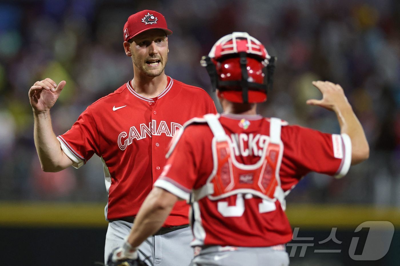 본문 이미지 - 캐나다 야구대표팀 투수 브록 다익손(왼쪽)이 11일(한국시간) 열린 2026 WBC 1라운드 A조 푸에르토리코전에서 팀의 3-2 승리를 지켜낸 뒤 기뻐하고 있다. ⓒ AFP=뉴스1