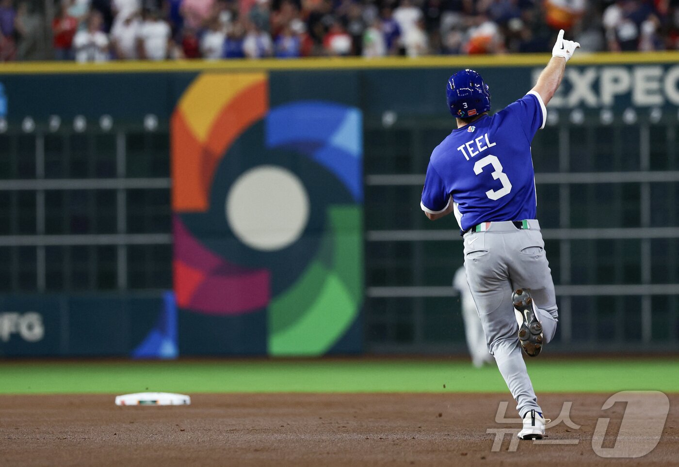 본문 이미지 - 이탈리아 야구대표팀의 카일 틸이 11일(한국시간) 열린 2026 WBC 1라운드 B조 미국전에서 2회초 선제 솔로포를 터뜨린 뒤 기뻐하고 있다. ⓒ 로이터=뉴스1