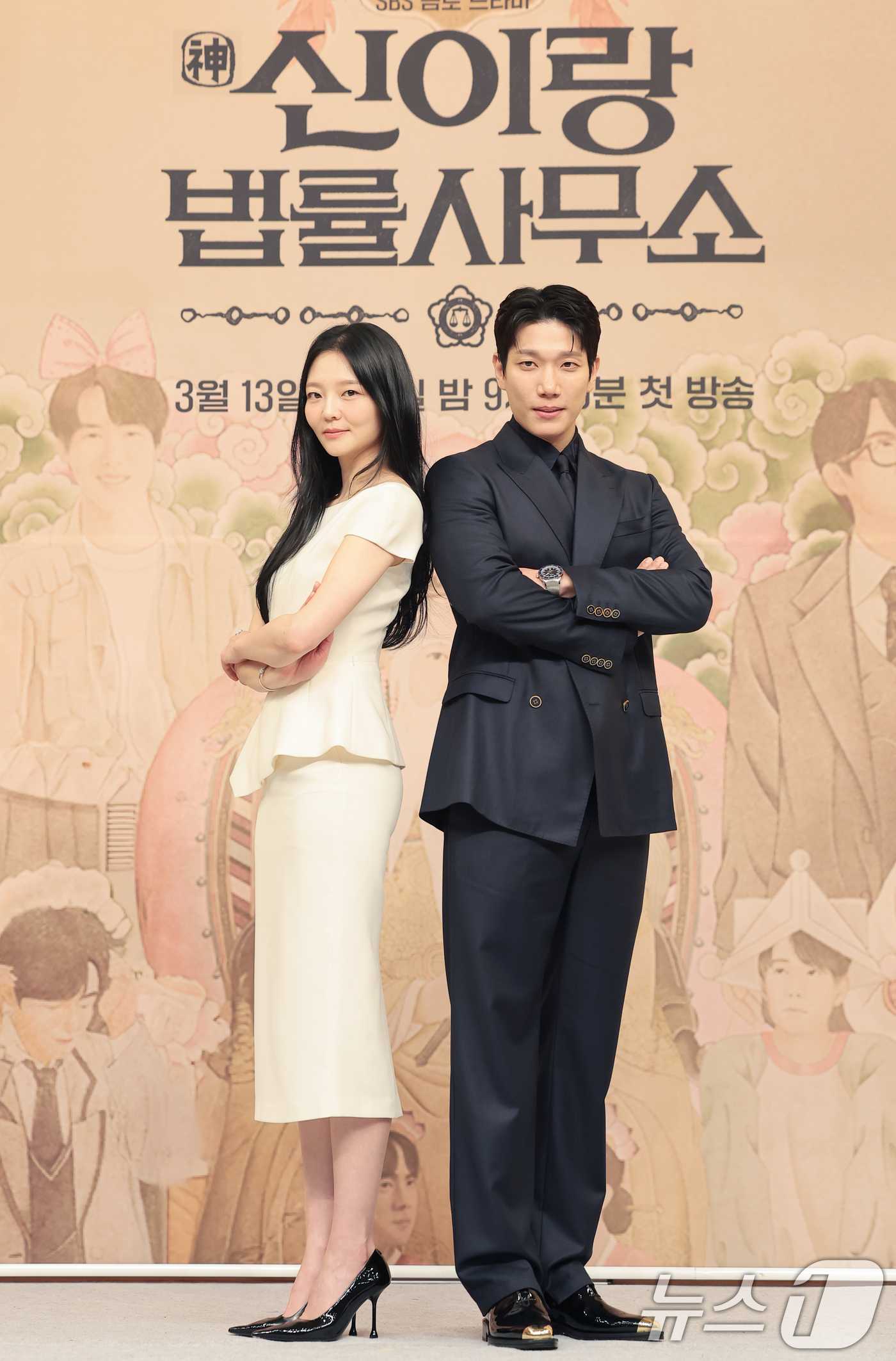 (서울=뉴스1) 권현진 기자 = 배우 이솜과 김경남(오른쪽)이 11일 서울 양천구 목동 SBS에서 열린 새 금토드라마 '신이랑 법률사무소'(극본 김가영, 강철규/ 연출 신중훈) 제 …