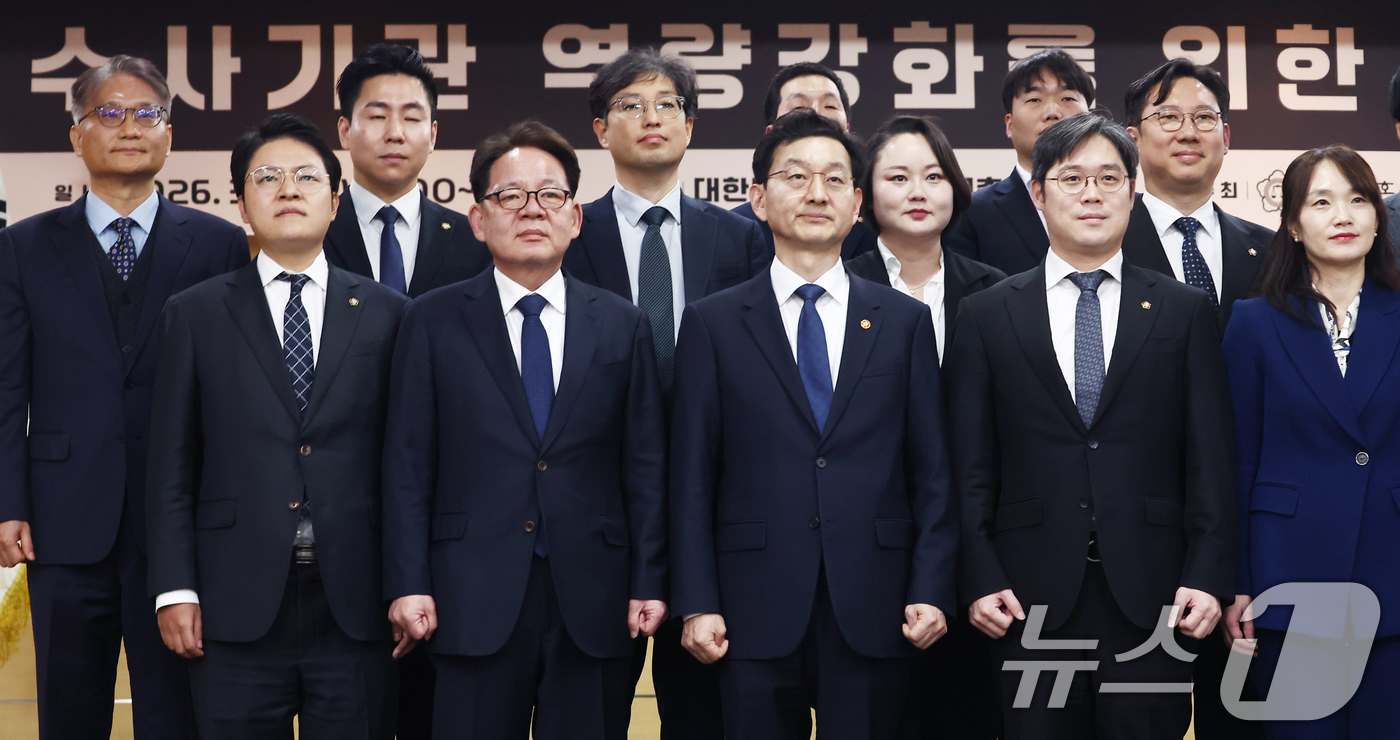 (서울=뉴스1) 김민지 기자 = 검찰개혁추진단장인 윤창렬 국무조정실장이 11일 오후 서울 서초구 수사기관 역량강화를 위한 공청회에서 김정욱 대한변호사협회장과 기념촬영을 하고 있다. …