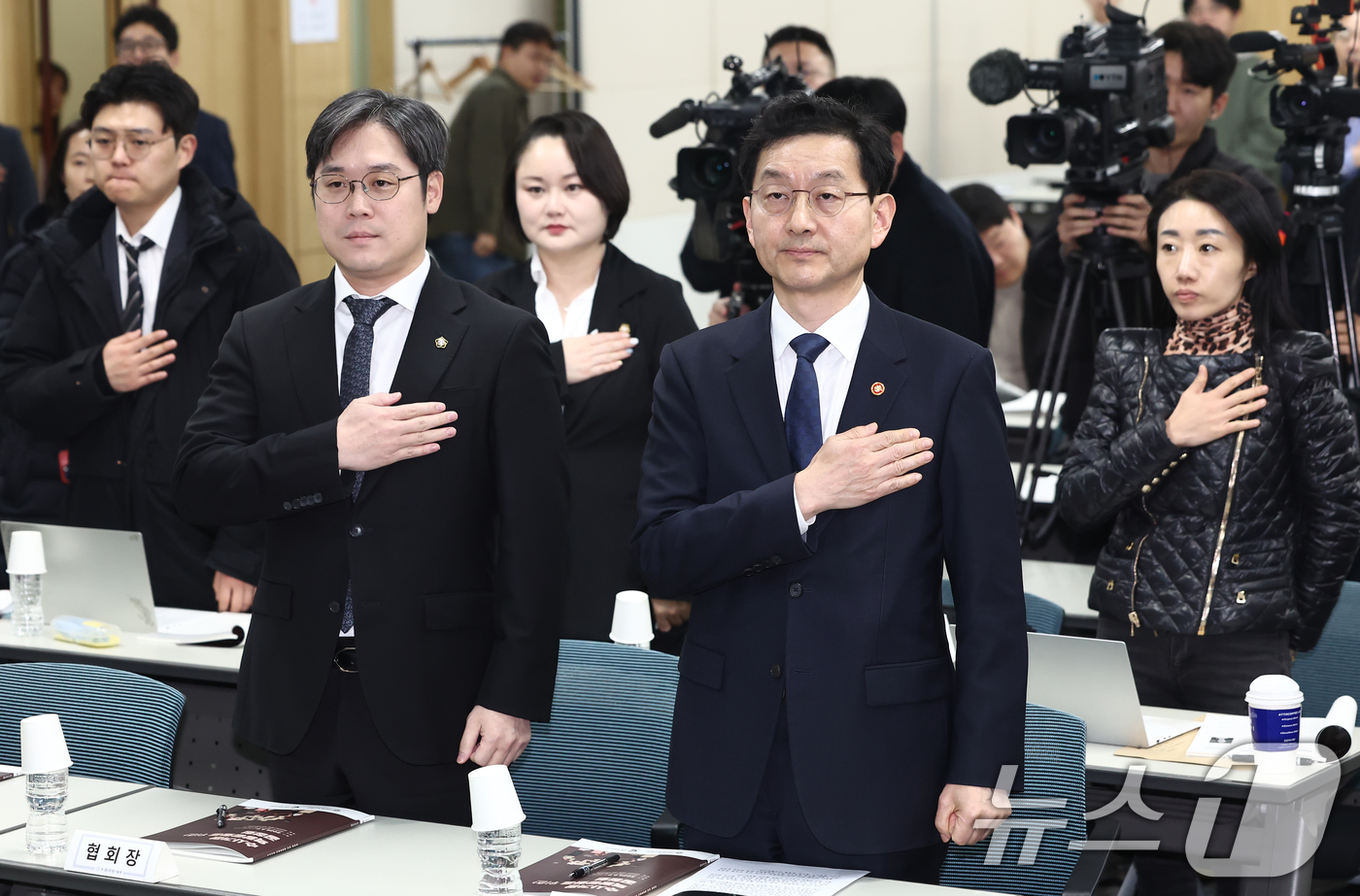 (서울=뉴스1) 김민지 기자 = 검찰개혁추진단장인 윤창렬 국무조정실장(오른쪽)과 김정욱 대한변호사협회장이 11일 오후 서울 서초구 수사기관 역량강화를 위한 공청회에서 국민의례를 하 …