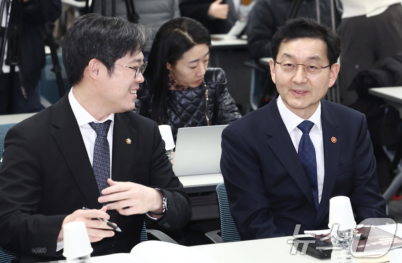 (서울=뉴스1) 김민지 기자 = 검찰개혁추진단장인 윤창렬 국무조정실장(오른쪽)과 김정욱 대한변호사협회장이 11일 오후 서울 서초구 수사기관 역량강화를 위한 공청회에서 대화하고 있다 …