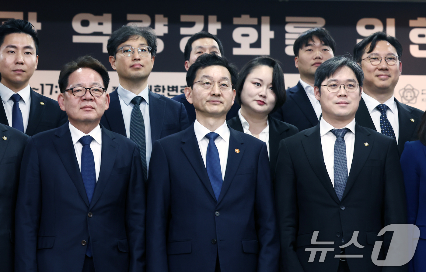 (서울=뉴스1) 김민지 기자 = 검찰개혁추진단장인 윤창렬 국무조정실장이 11일 오후 서울 서초구 수사기관 역량강화를 위한 공청회에서 김정욱 대한변호사협회장과 기념촬영을 하고 있다. …