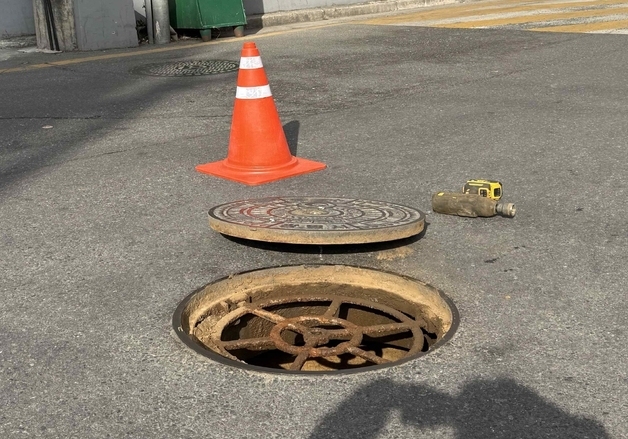 "시민 추락사고 예방"…"광명시, 하안동 '맨홀추락 방지시설' 설치