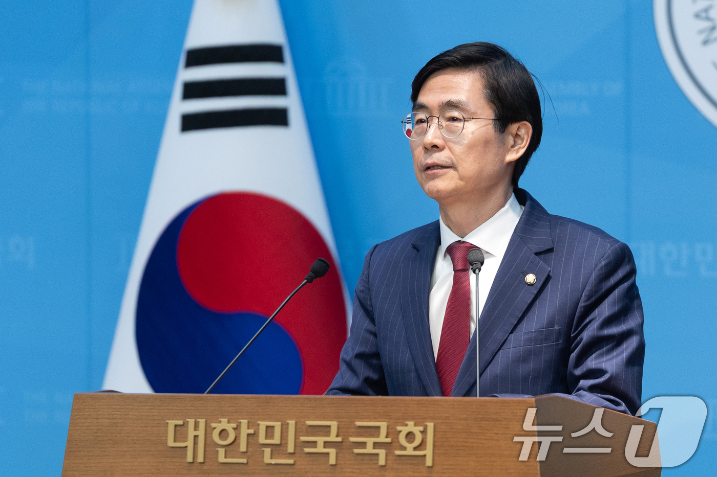 (서울=뉴스1) 이승배 기자 = 조경태 국민의힘 의원이 11일 서울 여의도 국회 소통관에서 이른바 '절윤' 결의에 따른 후속조치를 촉구하는 기자회견을 하고 있다. 2026.3.11 …