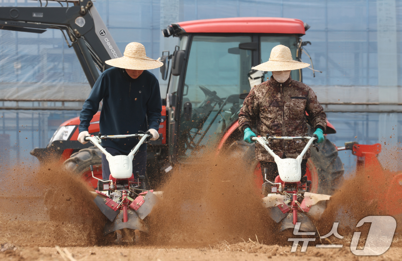 (화성=뉴스1) 김영운 기자 = 제11회 흙의 날인 11일 경기 화성시 경기도농업기술원에서 관계자가 본격적인 영농철을 앞두고 관리기를 이용해 밭을 갈고 있다.흙의 날은 매년 3월 …