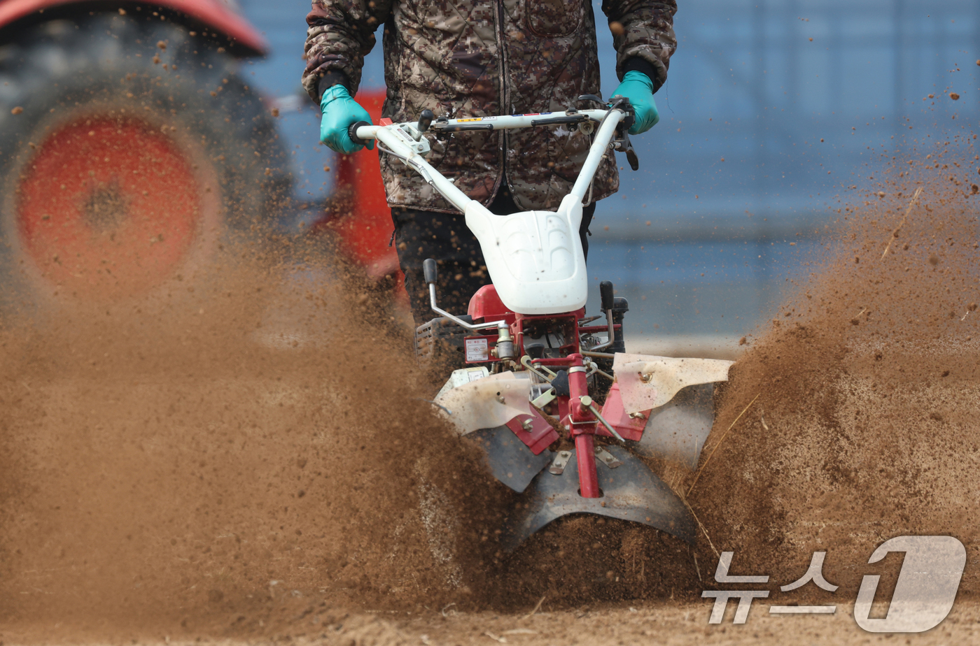 (화성=뉴스1) 김영운 기자 = 제11회 흙의 날인 11일 경기 화성시 경기도농업기술원에서 관계자가 본격적인 영농철을 앞두고 관리기를 이용해 밭을 갈고 있다.흙의 날은 매년 3월 …