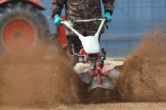 겨우내 잠들었던 흙을 깨우며