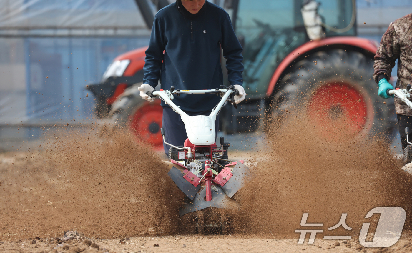 (화성=뉴스1) 김영운 기자 = 제11회 흙의 날인 11일 경기 화성시 경기도농업기술원에서 관계자가 본격적인 영농철을 앞두고 관리기를 이용해 밭을 갈고 있다.흙의 날은 매년 3월 …