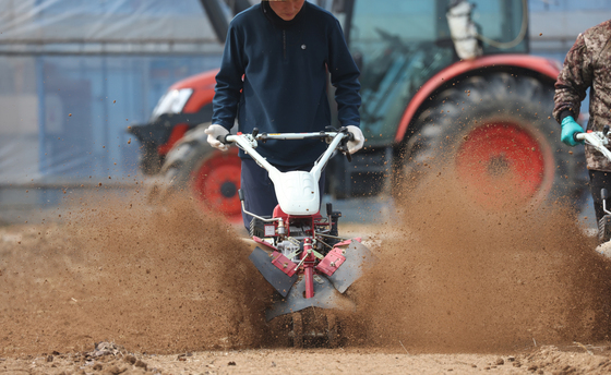 흙의 날 맞이 밭갈이 하는 경기도농기원 관계자
