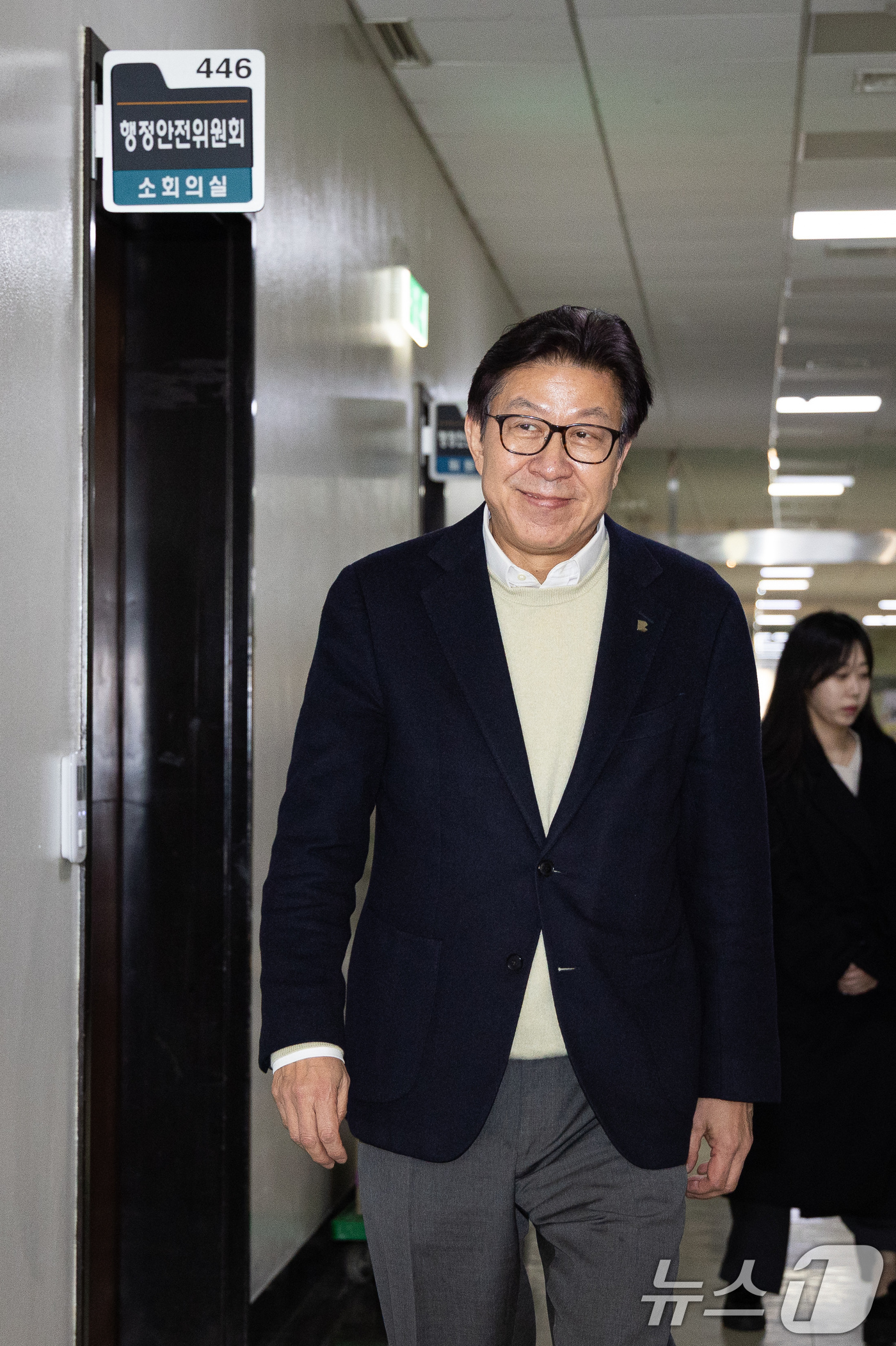 (서울=뉴스1) 유승관 기자 = 박형준 부산시장이 11일 서울 여의도 국회 행정안전위원회 회의장으로 향하고 있다.행정안전위원회 법안심사제1소위원회는 이날 오후 부산 글로벌허브도시 …