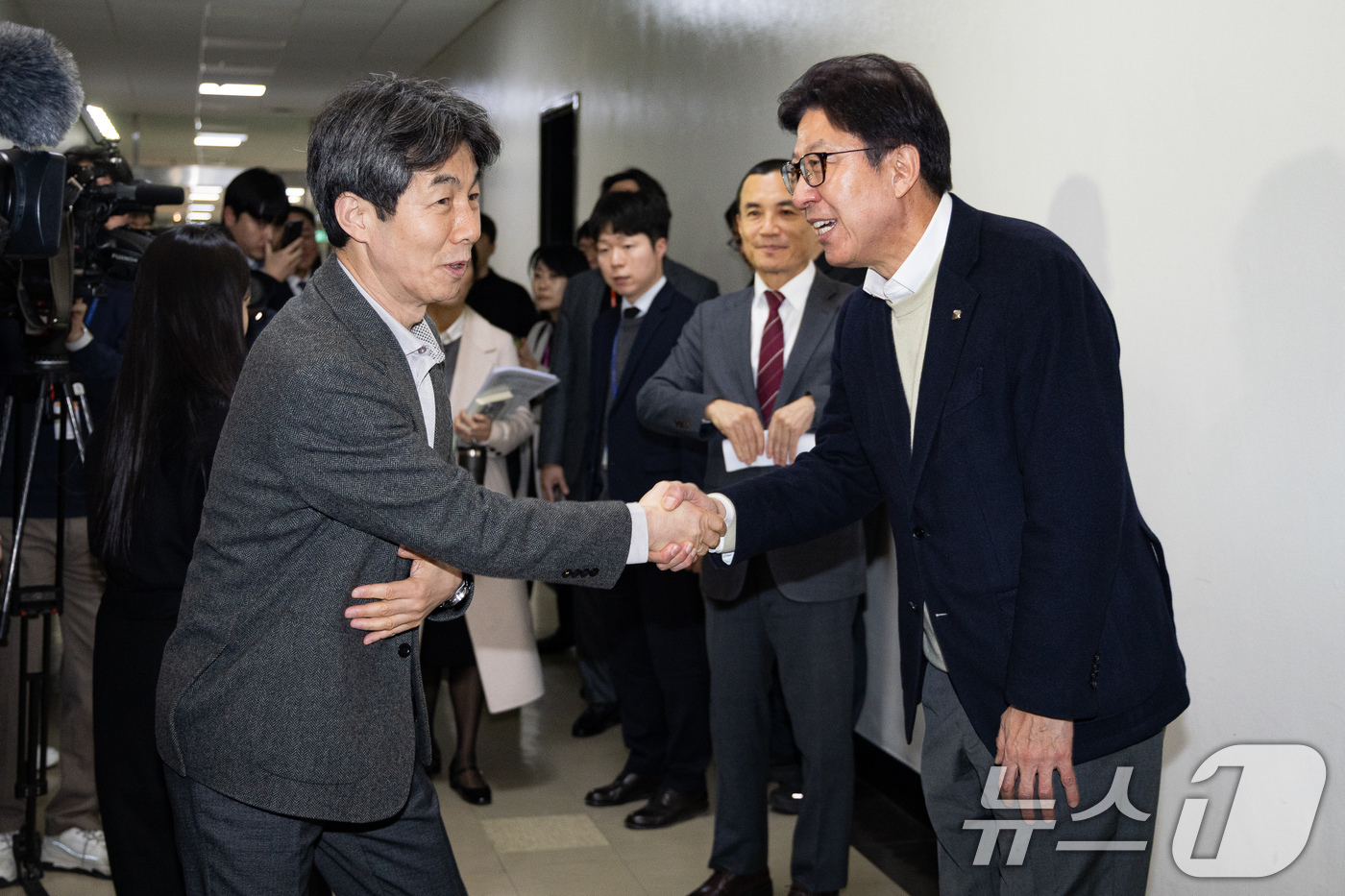 (서울=뉴스1) 유승관 기자 = 박형준 부산시장과 윤건영 행정안전위원회 법안심사제1소위원장이 11일 서울 여의도 국회 행정안전위원회 회의장 앞에서 인사하고 있다.행정안전위원회 법안 …